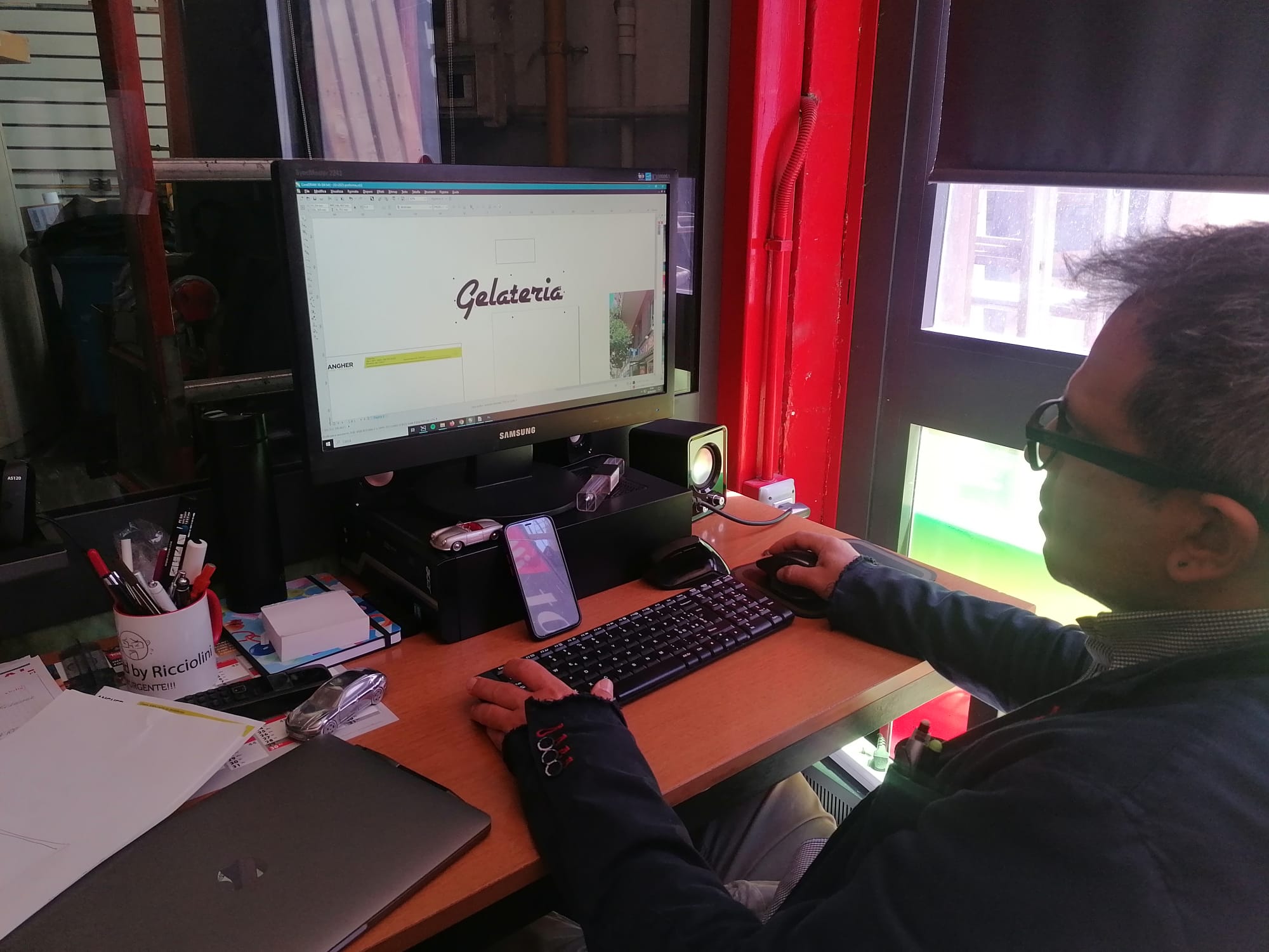 sviluppo progetto grafico insegna luminosa